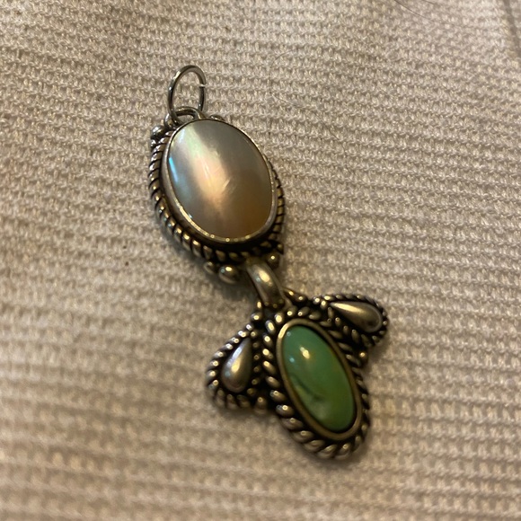 Elegant Silver and Opal Pendant - Picture 5 of 7
